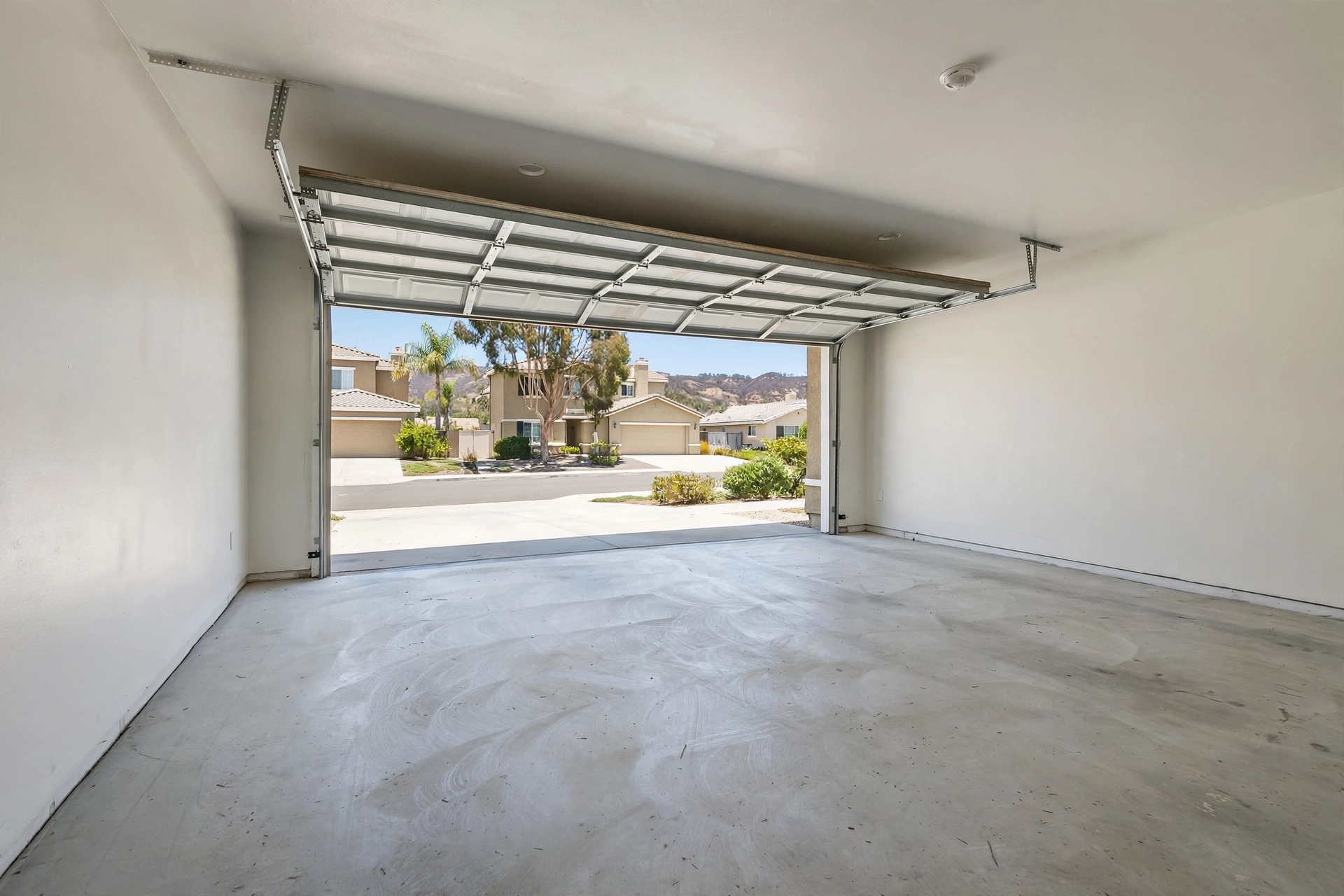 empty_garage_daylight_1