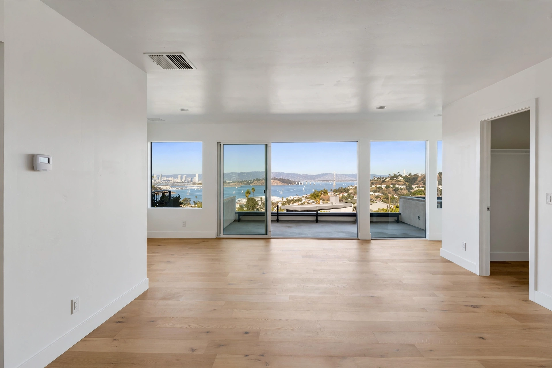 empty_living_room_view