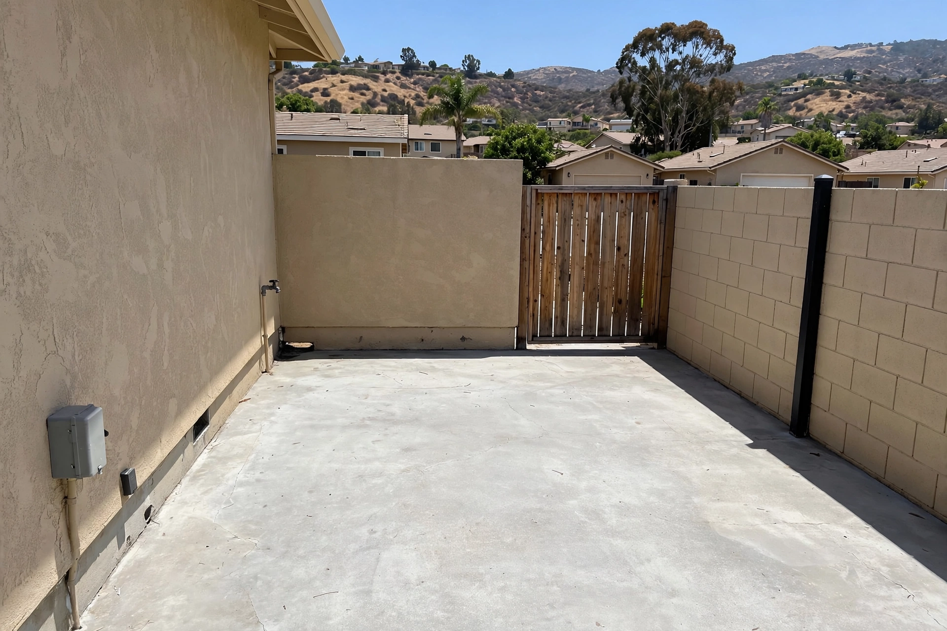 scripps_ranch_courtyard_empty